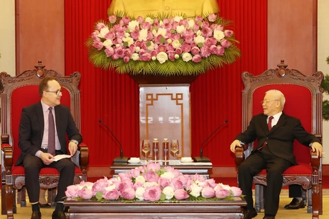 Генеральный секретарь ЦК КПВ Нгуен Фу Чонг и посол РФ во Вьетнама Генадий Бездетко. (Фото: Чи Зунг/ВИА)