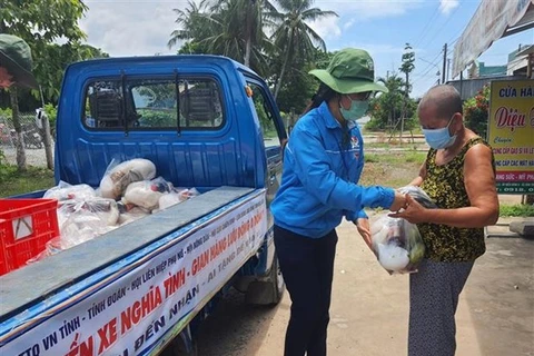Передает пакет помощи малоимущим людям в провинции Баклиеу. (Фото: Нят Бинь/ ВИА)