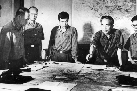 Генерал Во Нгуен Зиап (второй справа) и другие члены Центральной военной комиссии (Источник: ВИА)