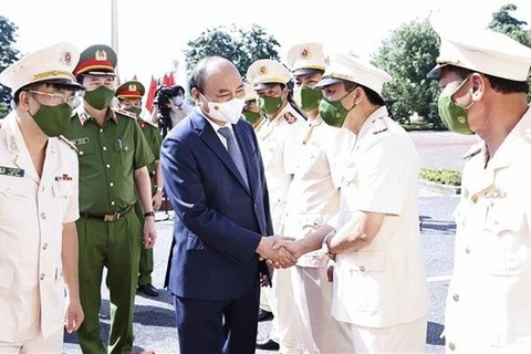 Президент Нгуен Суан Фук встречается с офицерами в тюрьме Нгокли (Фото: ВИA)