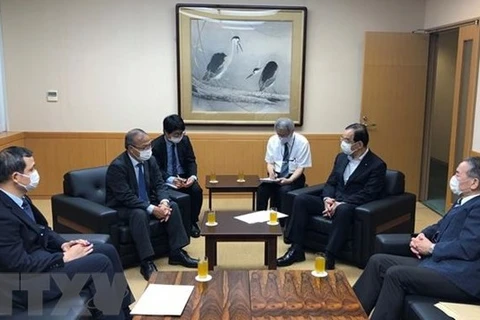 Посол Ву Хонг Нам на встрече с председателем Коммунистической партии Японии Шии Кадзуо. (Фото: ВИА)