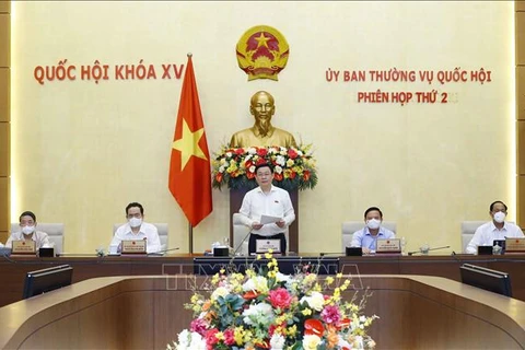 Председатель Национального собрания Выонг Динь Хюэ выступает на заключении второго заседания Постоянного комитета НС. (Фото: Зоан Тан/ВИА)