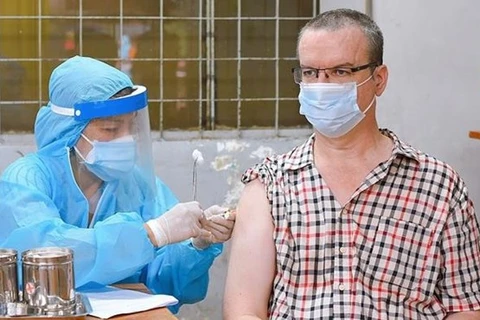 Иностранцу делают прививку от COVID-19 в городе Хошимин (Фото: ВИА)