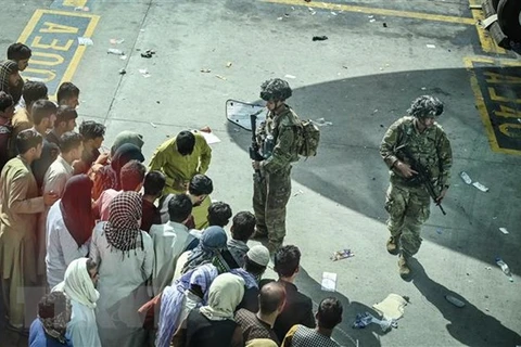 Американские войска развернуты для контроля толпы в международном аэропорту имени Хамида Казая в Кабуле, Афганистан, 16 августа. (Фото: ВИA)