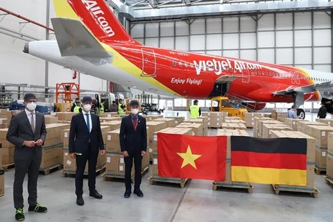 Посол Нгуен Минь Ву (справа) и руководители корпорации Airbus. (Фото: ВИА)