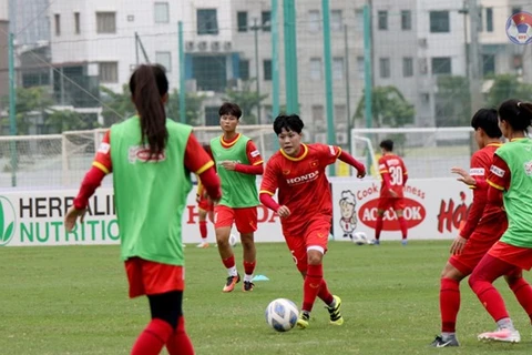 Женская футбольная сборная Вьетнама во время тренировки. (Фото: VFF)