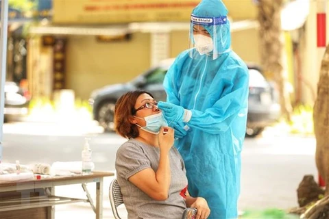 Тестируют людей на коронавирус. (Фото: ВИА)