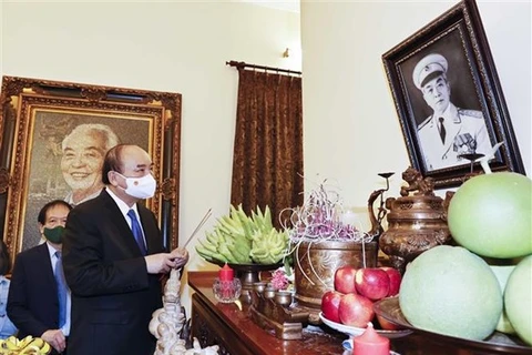 Президент страны зажигает благовония в память о генерале Во Нгуен Зиапе. (Фото: ВИА)