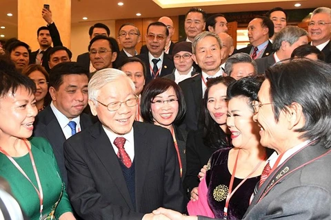 Генеральный секретарь Нгуен Фу Чонг радушно принимает зарубежных вьетнамцев , участвующих в программе «Весна Родины».(Фото: ВИА)