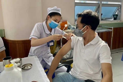 Медицинские работники вводят вакцину против COVID-19. (Фото: ВИA)