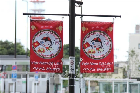 Баннеры с надписью «Вьетнам вперед!» вывешены в городе Кокубунджи. (Фото: ВИА)