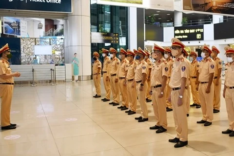 Офицеры и милиционеры перед выходом на службу. (Фото: ВИА)