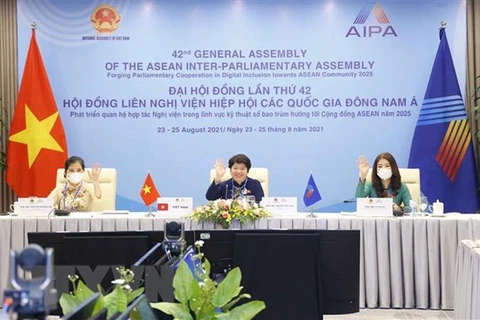 Женщины-депутаты Национального собрания Вьетнама приветствуют международных делегатов. (Фото: Зоан Тан / ВИА)