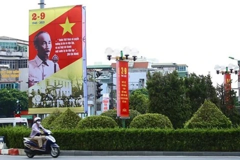 Улицы Ханоя украшают к 76-й годовщине Августовской революции и Дня независимости Вьетнама (Фото: ВИА) 