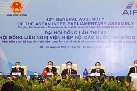 Председатель Национального собрания Выонг Динь Хюэ и другие делегаты Вьетнама присутствуют на церемонии открытия AIPA-42 в формате видеоконференции 23 августа утром (Фото: ВИA)