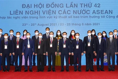 Председатель Национальной ассамблеи Вуонг Динь Хюэ и делегаты на 42-й Генеральной ассамблее AIPA (AIPA 42). (Фото: ВИА)