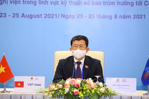 Председатель комитета по иностранным делам Национального собрания Ву Хай Ха выступает с речью на заседании. (Фото: ВИА)