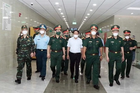 Заместитель премьер-министра Ле Ван Тхань и генерал Фан Ван Жанг, член Политбюро, министр национальной обороны посещают военно-медицинский госпиталь № 175. (Фото: ВИА)