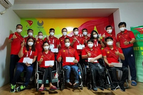 Делегация вьетнамских спортсменов на Паралимпийских играх 2020 сделала фотографии на память в деревне спортсменов в Токио. (Фото: ВИА)