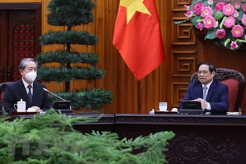 Премьер-министр Фам Минь Тьинь (справа) и посол Китая во Вьетнаме Хун Ба (Фото: ВИA)