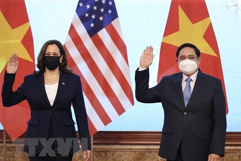 Премьер-министр Фам Минь Чинь принимает вице-президента США Камалу Харрис. (Фото: ВИA)