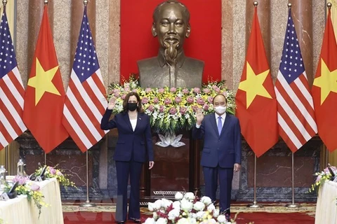 Президент Нгуен Суан Фук и вице-президент США Камала Харрис во время встречи (Фото: ВИA)