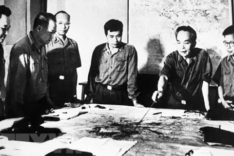 Генерал Во Нгуен Зиап и руководители Центральной военной комиссии наблюдали за ходом операции под Диенбиенфу за воссоединения страны в 1975 году. (Фото: ВИА)