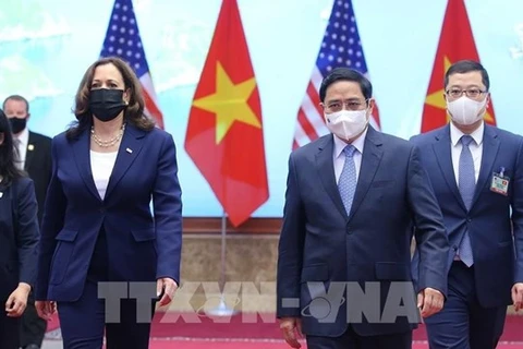 Премьер-министр Фам Минь Тьинь (справа) и вице-президент США Камала Харрис (Фото: ВИА)