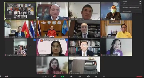 Делегаты на онлайн-семинаре, посвященном 45-летию установления дипломатических отношений между Вьетнамом и Таиландом. (Скриншоты)
