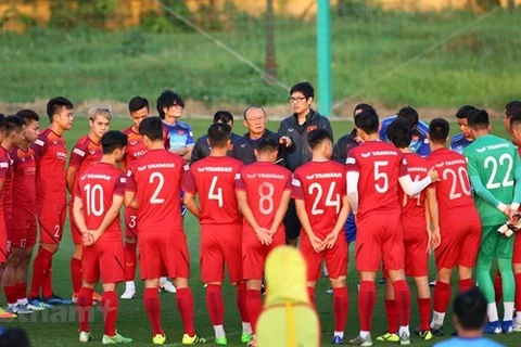 На тренировке мужской сборной страны по футболу (Фото: ВИА)