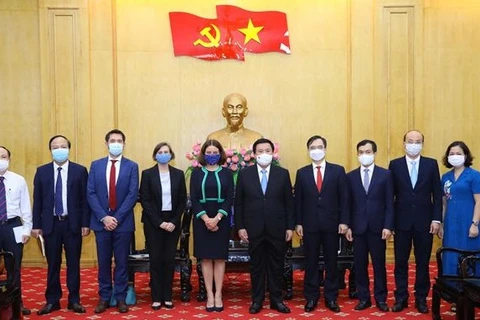Нгуен Суан Тханг, Робин Муди и делегаты на приеме. (Фото: ВИА)