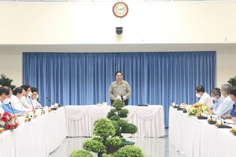 Премьер-министр Фам Минь Тьинь выступает на рабочем заседании с руководителями провинции Донгнай. (Фото: ВИА)