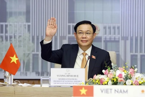 Председатель Национального собрания Вьетнама Выонг Динь Хюэ приветствовал председателя Национального собрания ТаиландаЧуан Ликпай. (Фото: Зоан Тан/ВИА)