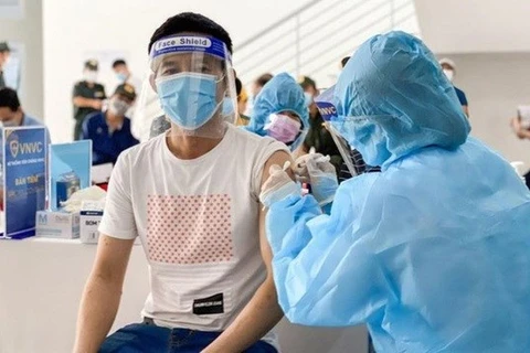 Вакцинация против COVID-19 в Биньзыонг (Фото: ВИА)