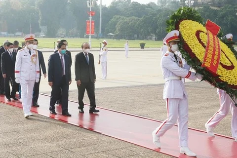Руководители и бывшие руководители Партии и государства посетили Мавзолей, чтобы воздать должное президенту Хо Ши Мину. (Фото: ВИА)