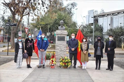 Посол Вьетнама в Чили Фам Чыонг Жанг (четвертый справа) и глава района Серро Навиа Мауро Тамайо (третий слева) и представители посольства Вьетнама на церемонии возложения цветов. (Фото: ВИА)
