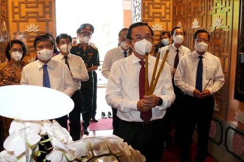 Руководители города Хошимина чествуют президента Хо Ши Мина в День Независимости. (Фото: ВИА)