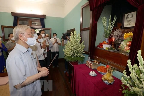 Генеральный секретарь ЦК КПВ Нгуен Фу Чонг и партийные роководители пришли поставить благовония в память о президенте Хо Ши Мине. (Фото: ВИА)