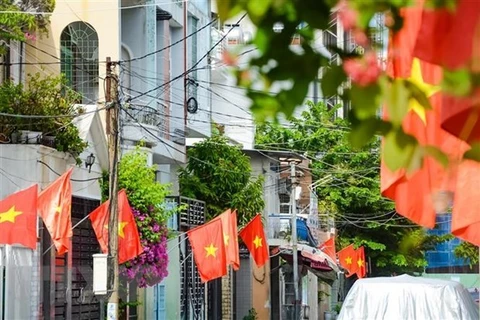 Национальный флаг Вьетнама вывешен на улице в городе Дананг в честь Дня национальной независимости (Фото: ВИA)