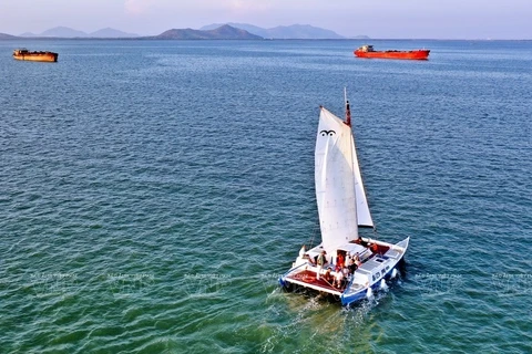 Лодки доставляют туристов на осмотр морского пейзажа Вунгтау. (Фото: ВИА)