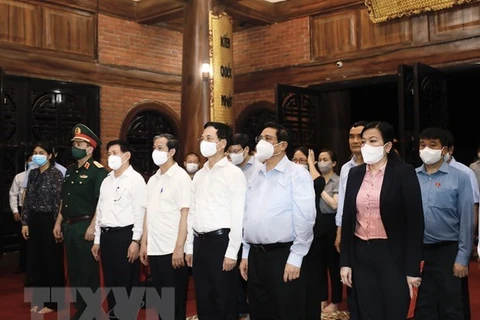 Премьер-министр Фам Минь Тьинь воскуряет благовония в безопасном районе Диньхоа (Фото: ВИA)