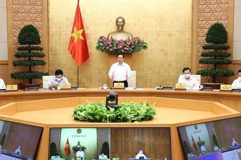 Премьер-министр Фам Минь Тьинь председательствует на августовском заседании правительства (Фото: ВИA)