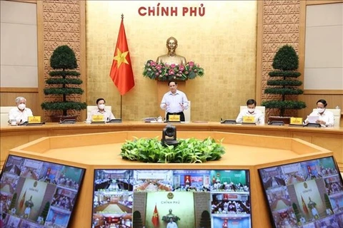 Премьер-министр Фам Минь Тьинь провел общенациональную телеконференцию между Национальным руководящим комитетом по профилактике и борьбе с COVID-19 и местностями, посвященную борьбе с пандемией. (Фото: ВИА) 
