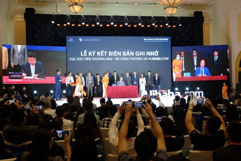Церемония подписания Меморандума о взаимопонимании между Vietrade и Alibaba.com в марте 2021 года. (Фото: ВИА)
