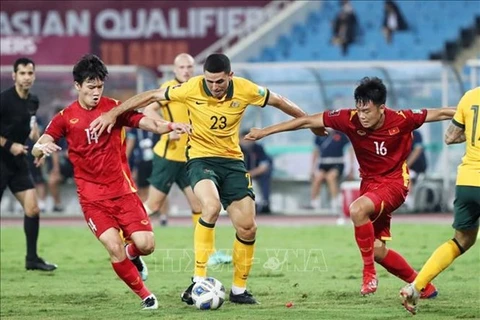 Борьба за мяч в матче Вьетнам-Австралия (Фото: ВИА)