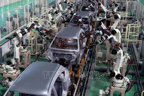 Линия сварки роботизированных шин на заводе THACO MAZDA Automobile Manufacturing Company Limited в открытой экономической зоне Тьюлай (пров. Куангнам). (Фото: ВИА)