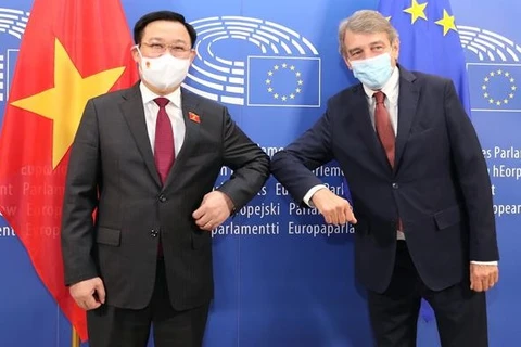 Председатель Национального собрания Выонг Динь Хюэ и председатель Европейского парламента Дэвид Сасоли. (Фото: ВИА)
