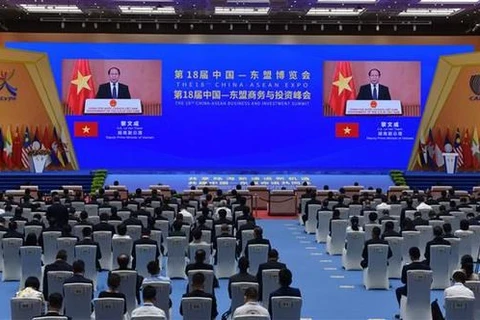 Заместитель премьер-министра Ле Ван Тхань выступает с видеоречью на церемонии открытия 18-й выставки Китай-АСЕАН (CAEXPO) и 18-го Торгово-инвестиционного саммита АСЕАН-Китай (CABIS) (Фото: ВИA) 