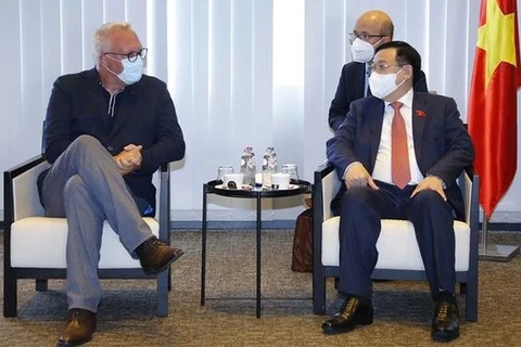 Председатель Национального собрания Выонг Динь Хюэ (справа) встречается с Петером Мертенсом, председателем партии труда Бельгии. (Фото: ВИA)