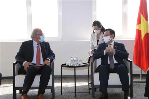 Председатель Национального собрания Выонг Динь Хюэ принимает руководителей Deme Group. (Фото: ВИА)